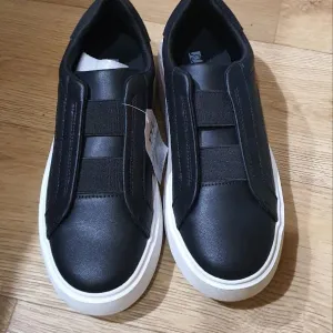 Слипоны Sinsay Unisex черные 26 см