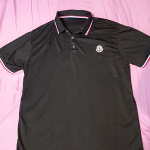 Чоловіче поло Moncler чорного кольору