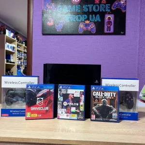 Акционный набор для геймеров: PS4 + 2 геймпада + зарядная станция + 3 игры