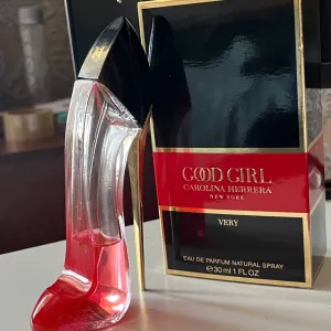 Парфум CAROLINA HERRERA Very Good Girl 30 ml