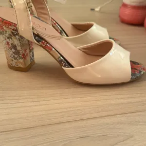 Босоніжки жіночі SUZANA PARIS 36 розмір