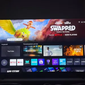 Телевізор Hisense 55A6Q з підставкою та ТВ столом