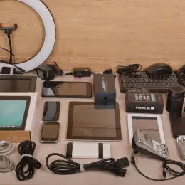 Лот электроники: iPad, iPhone 3G, планшеты, ноутбуки, аксессуары