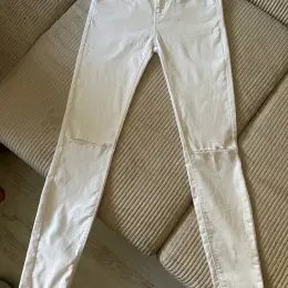 Белые джинсы женские M
