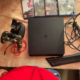 Игровая приставка Sony PlayStation 4 Slim 1TB комплект с джойстиком, проводами, подставкой и 4 играми