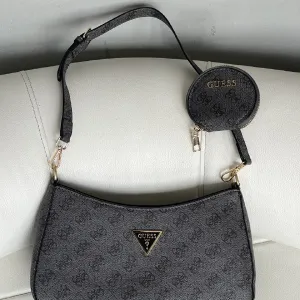 Сумка жіноча Guess Noelle багет 2 в 1 з монетницею