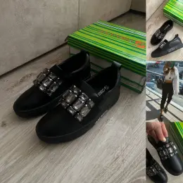 Женские черные слипоны из натуральной кожи с декором из страз