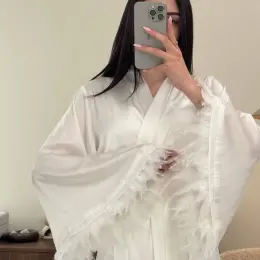 Длинный шелковый халат с перьями айвори