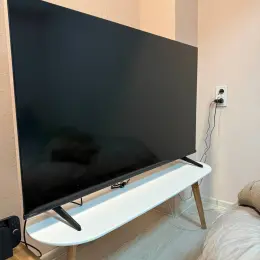 Телевізор Hisense 55A6Q з підставкою та ТВ столом
