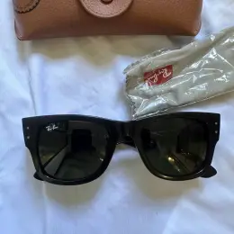 Ray-Ban Wayfarer Чорні окуляри з подряпиною на лінзі