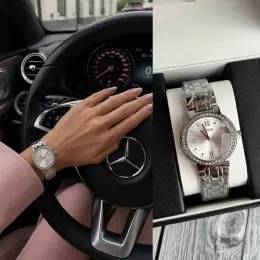 Жіночий годинник Guess сріблястий з камінцями
