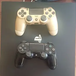 Игровая консоль PlayStation 4 Pro с двумя геймпадами