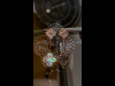 Серьги Van Cleef & Arpels Magic Alhambra, 2 мотива, золото 18К, бриллианты 0.97ct, перламутр