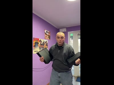 Прошита игровая приставка с геймпадом и кабелями