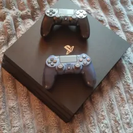 Sony PlayStation 4 Pro 1TB с двумя геймпадами