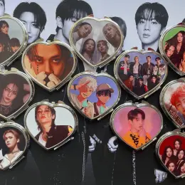 Компактное зеркало с принтом K-pop айдолов