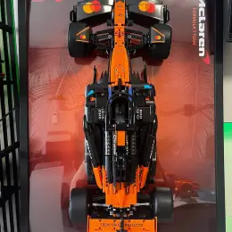 Рамка з моделлю боліда Формули 1 (Mercedes/Red Bull) для Technic