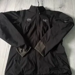Куртка Arcteryx чорна розмір S