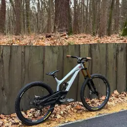 YT Tues CF Pro Race XL 2022 Downhill Bike