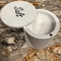 Стильна 3D-друкована сільничка з поворотною кришкою