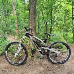 Рама YT TUES 2013 з амортизатором Rock Shox Kage RC та вилкою Fox Van 36