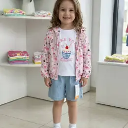 Дитячий одяг та взуття для дівчинки: вітровка, футболка, шорти, кеди