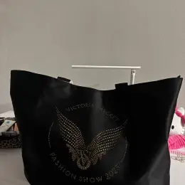 Сумка Victoria's Secret Fashion Show 2025