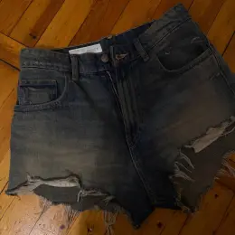 Джинсовые шорты Zara 36
