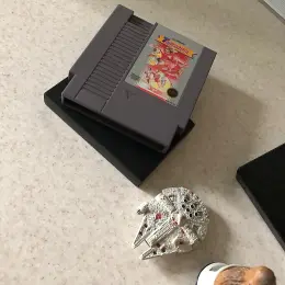Комплект: игра на NES, внешний дисковод Micro USB, игра на Xbox 360 HALO, фигурки Star Wars