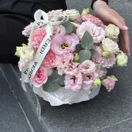 Букет з троянд, еустоми та гвоздики