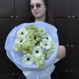 Букет із гербер, міні еустоми та оксипеталуму