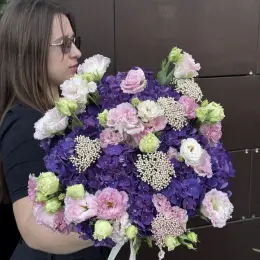 Композиція з гортензії, еустоми та озотамоса