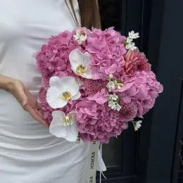 Елегантний букет з фаленопсиса, гортензії та гвоздики