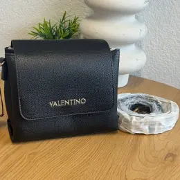 Valentino Bags елегантна чорна сумка з золотою фурнітурою
