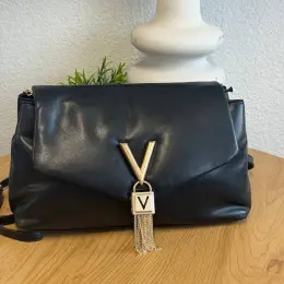 Valentino Bags чорна екошкіра з золотою підвіскою