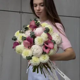 Елегантний букет з півонії, жоржини та калії з евкаліптом