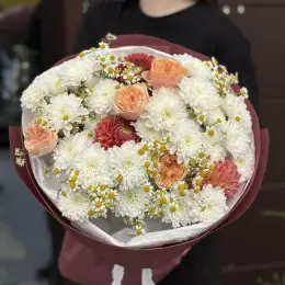 Букет из танацетума, роз и георгин
