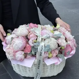 Композиція з троянд, гвоздик та калл