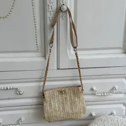 Плетена сумочка з золотистим ланцюжком