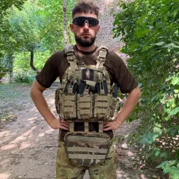 Плитоноска з підсумками та напашником