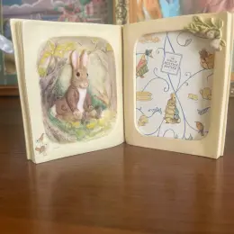 Фоторамка у вигляді книги з кроликом