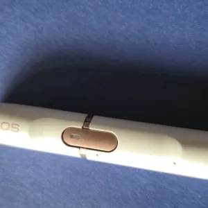Білий тримач системи нагрівання тютюну IQOS 2.4 Plus.