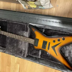 Dean MLX 2013 ML-Style Китай в кейсе Epiphone, схема Н-Н (апгрейд хамбакеров), состояние отличное ЕСТЬ ВМДЕО
