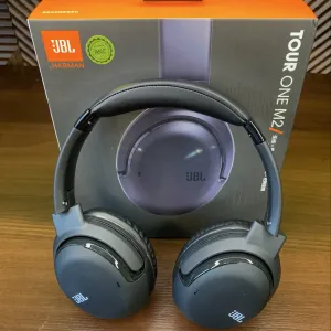Бездротові навушники JBL Tour One M2 в чорному і золотистому рольорі.