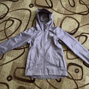 Жіноча вітровка The North Face лілово-фіолетового кольору