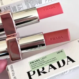 Бальзам для губ  PRADA LIGHT Glowing Lipcolor