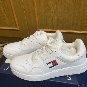 Tommy Hilfiger, жіночі кеди 42 розмір, устілка 27 см