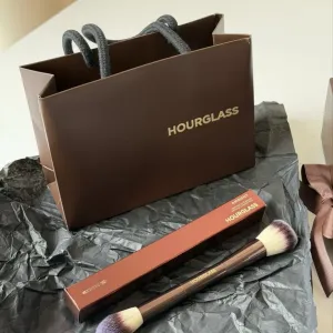 Пензлик для пудри Hourglass Veil Powder Brush