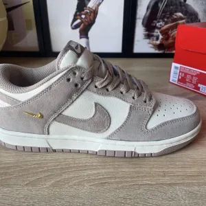 Жіночі кросівки Nike Dunk Low “Linen” в наявності