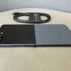Samsung Galaxy Flip 8 12/256GB Graphite